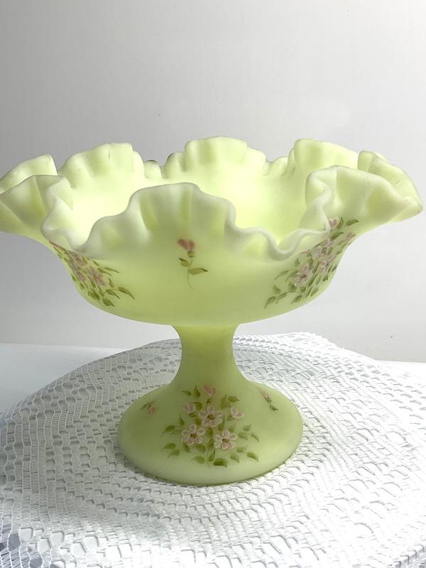 펜톤 커스터드 세틴 (바셀린) 핸드페인트 캄포트-아티스트 서명- Fenton Custard Satin Hand Painted Compote - artist signed