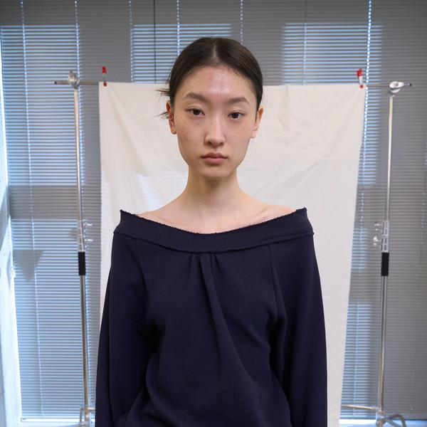 [4/14 순차 출고] Off Shoulder String Sweatshirt (Navy)