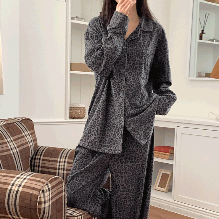 어나더뷰 [양기모🔥] 레오파드 피치기모 파자마 상하세트 호피 긴팔 긴바지 벨벳 겨울 루즈핏 홈웨어 잠옷 2901