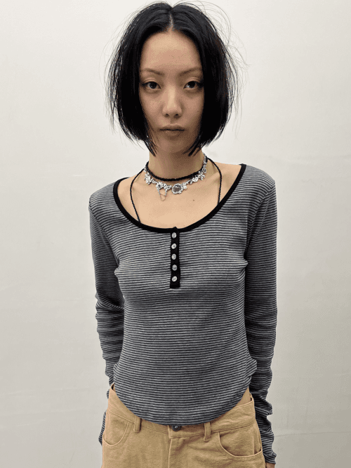 스트라이프 버튼 스쿱넥 롱슬리브 탑 GREY