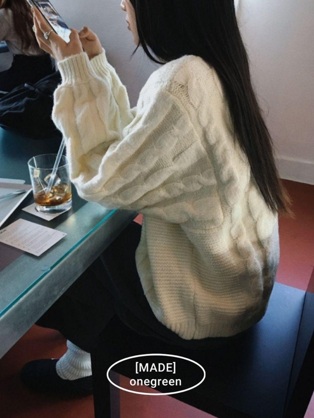 [made] 뽀솜 오버핏 케이블 니트