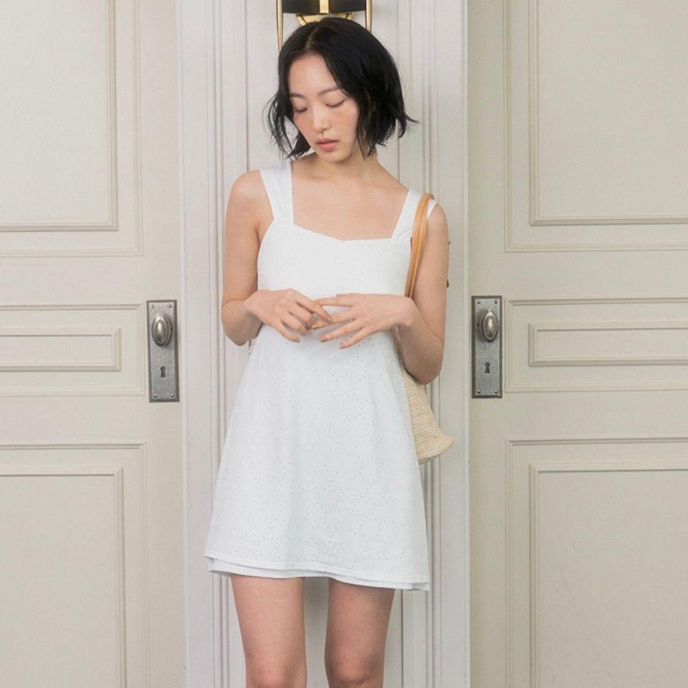 room no.113 Mone white