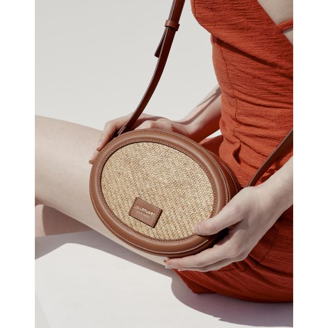 질스튜어트뉴욕  [SUMMER RATTAN] 브라운 라탄 라운드 크로스백 JABA3E958W2