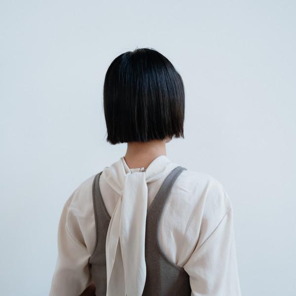 Cupro scarf blouse (light beige / gray / black)