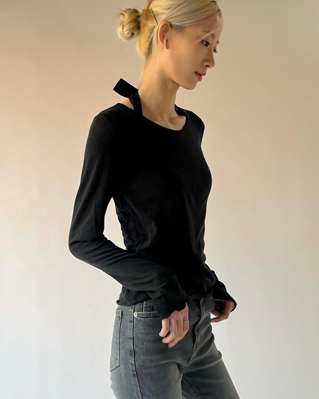 Wave edge round neck basic tencel top / Black