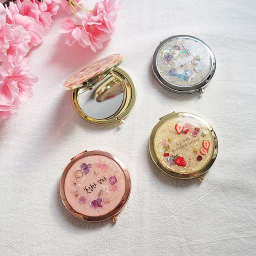 꽃잎이 사뿐히 내려앉은 양면 손거울