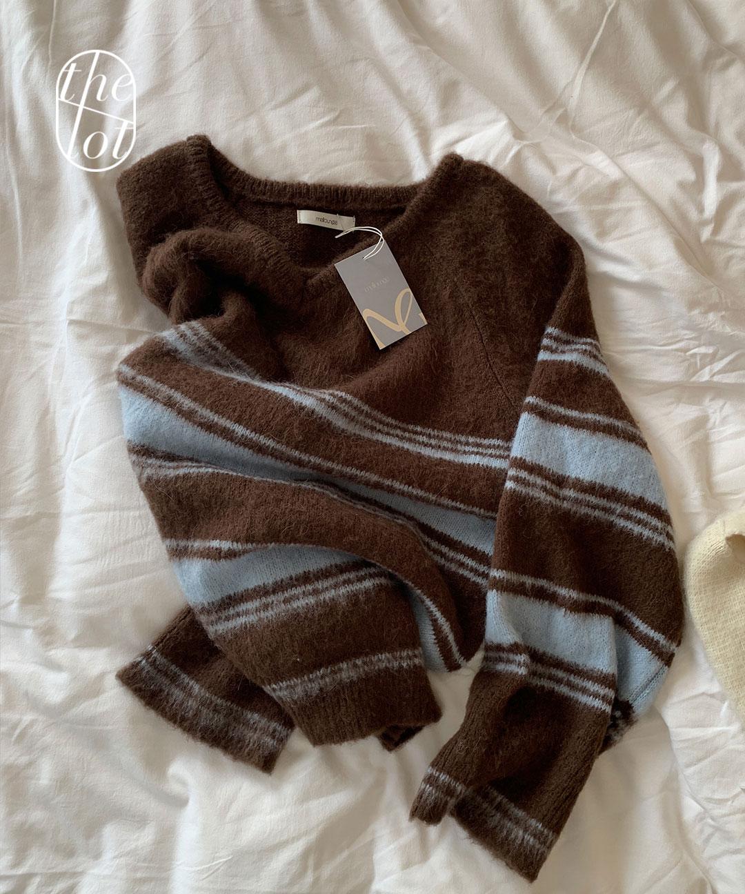 더롯 [mellounge] 멜라운지 멀티 브이넥 브러쉬 배색 니트 (2color) 스트라이프/긴팔/울/알파카/보들/부들/폭닥/도톰/출근룩/데이트룩/캠퍼스룩