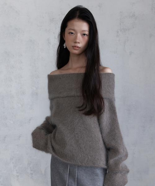 플리시 앙고라 오프숄더 니트 (토프 베이지)