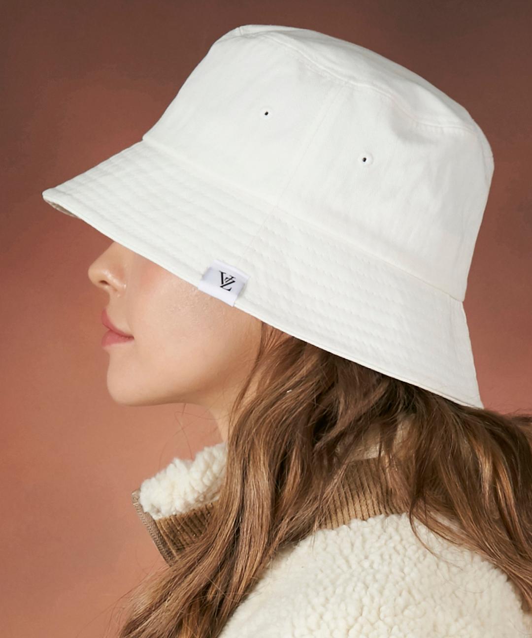 헤링본 라벨 버킷햇 화이트