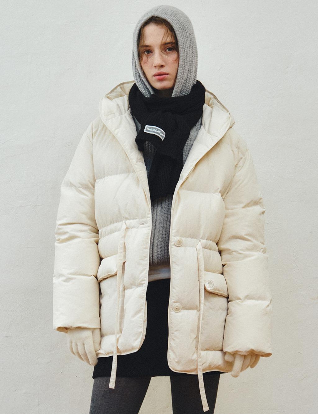 덕 다운 스트링 벨티드 하프 패딩 크림 MDJP025CREAM