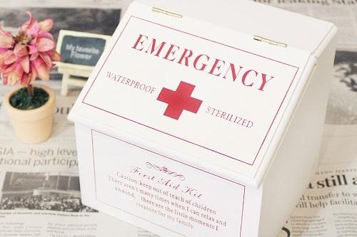 화이트 우드 구급약 수납함