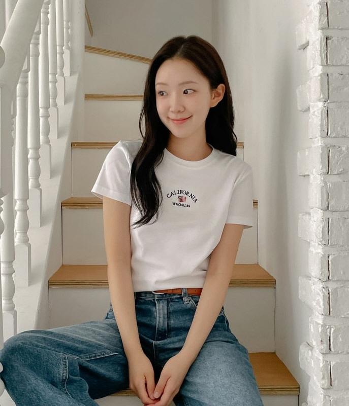 후아유 [캘리걸 NEW] USA 자수 스몰 로고 반팔 티셔츠(F) / WHRAF2592F