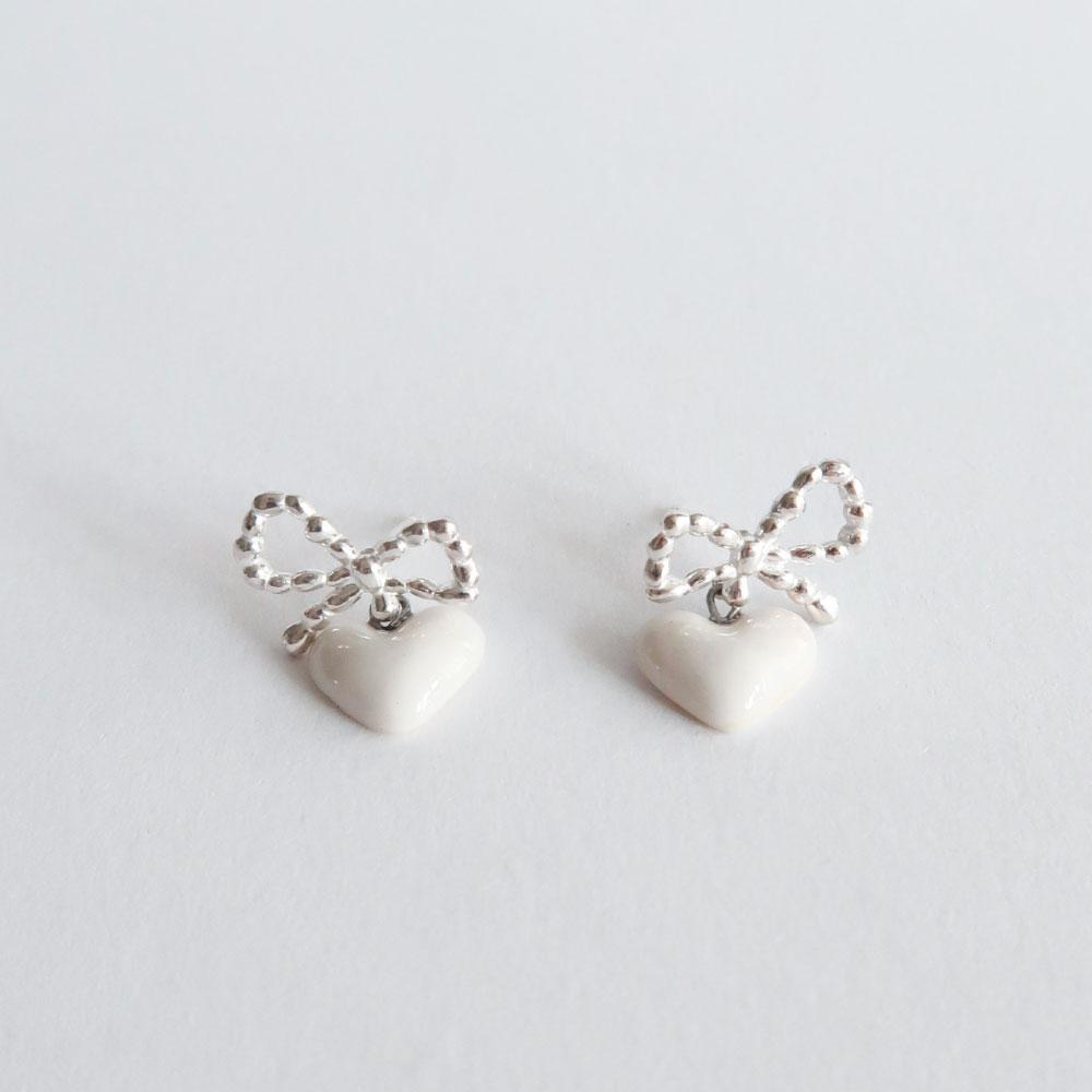Ribbon heart drop earring [snow white]