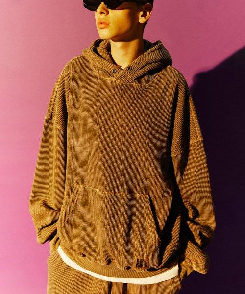 WAFFLE PIGMENT HOODIE (BROWN) [LRQFCTH357M]