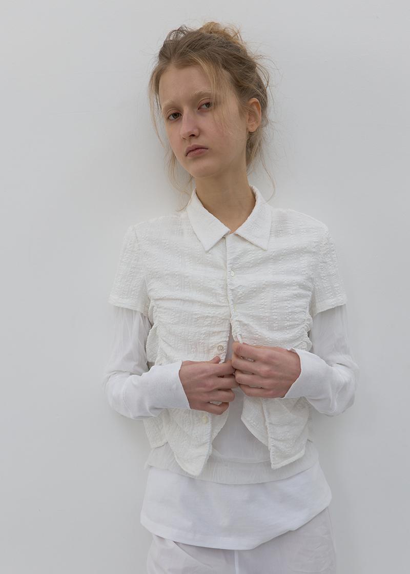 CHECKED SHIRRING BLOUSE IN WHITE