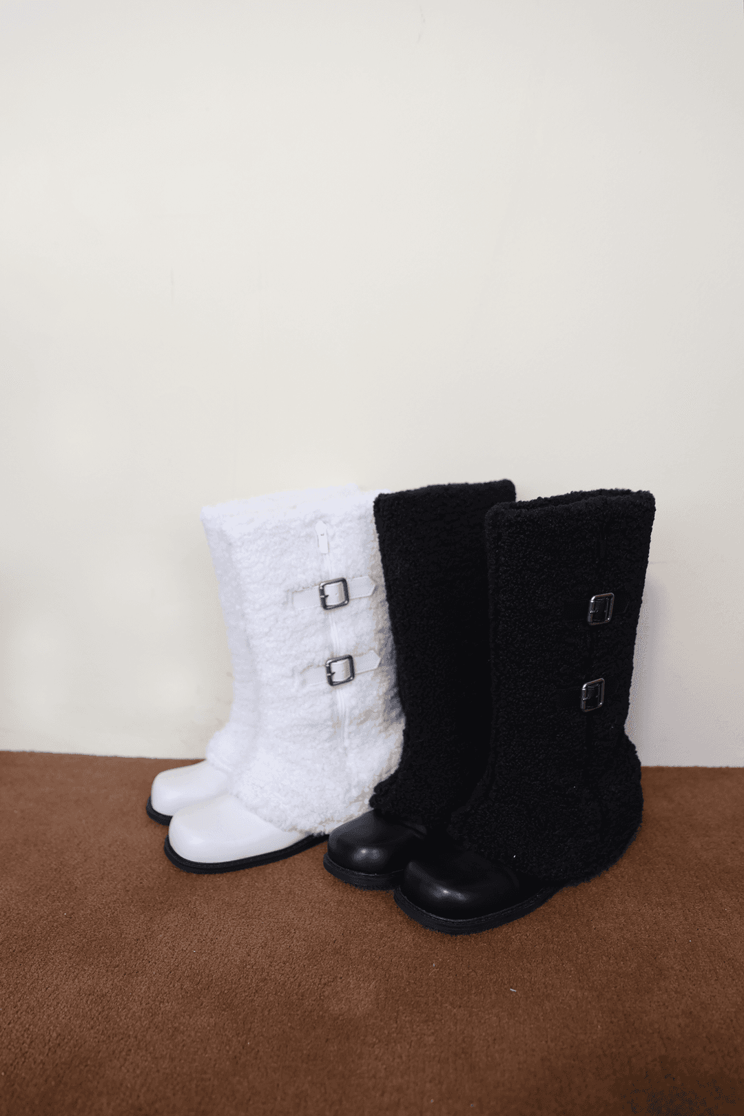 [Holiday] Fur layered buckle long boots (Black/White)