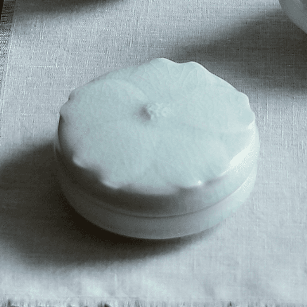 설백자 모란, 나비 합 _ 신경희 작가