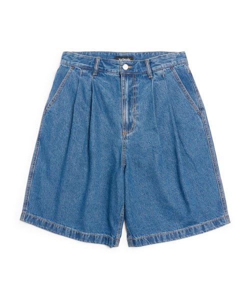 WIDE TWO TUCK HALF DENIM SHORT - BLUE