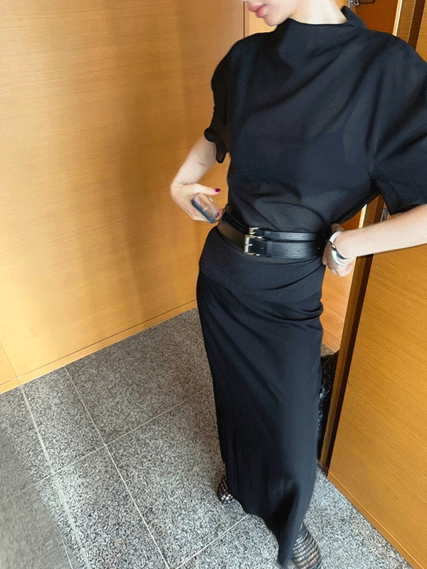 Slit point pleated maxi skirt