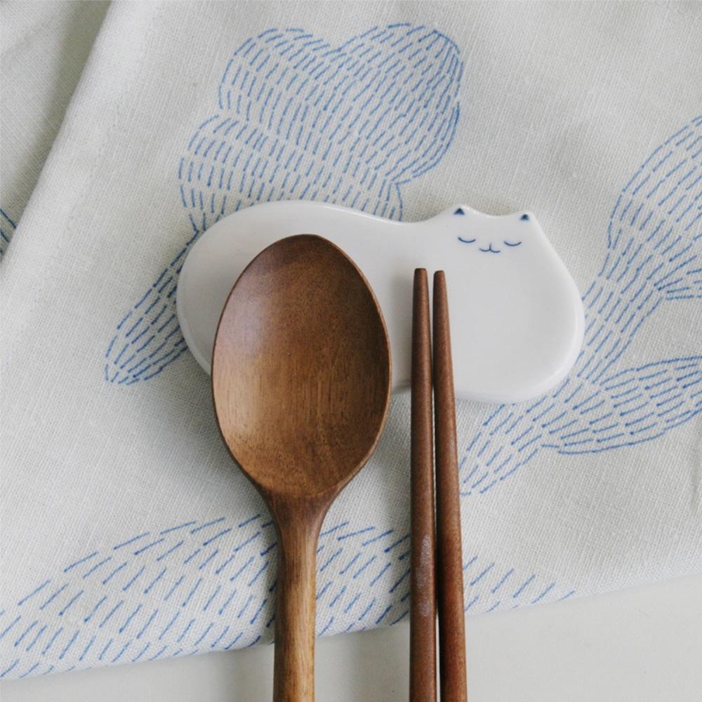 플랫 화이트 고양이 수저받침