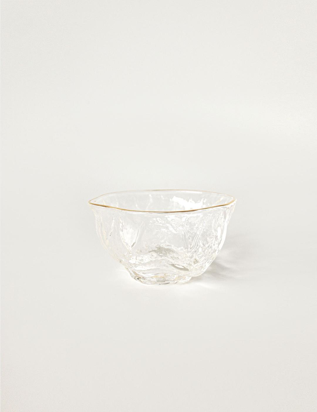 찌그러진 모양의 금테 유리 찻잔