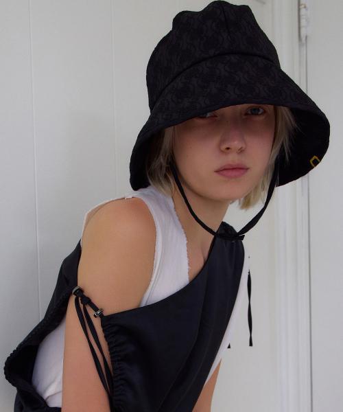 STRAP BUCKET / FLOWER PATTERN / MONO BLACK