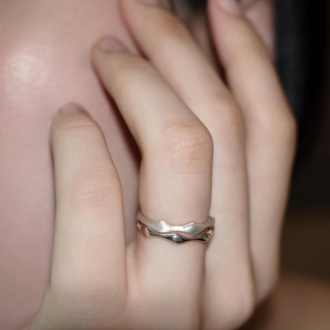 Wavy twinkle ring
