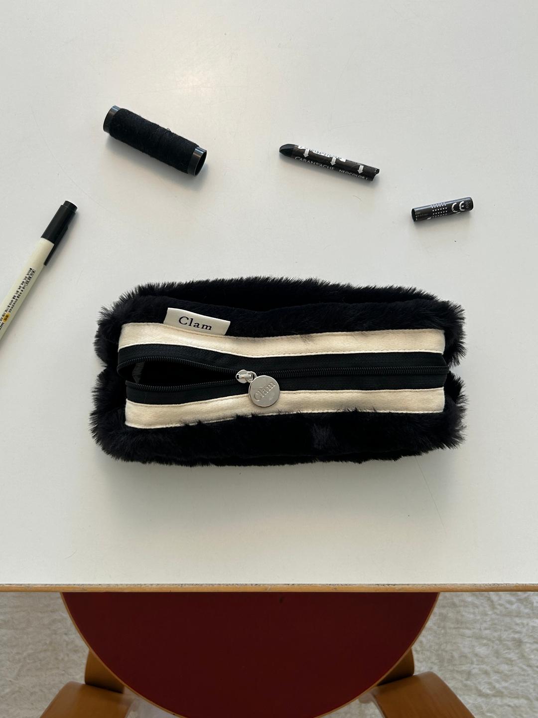 Clam round pencilcase _ Fur Black stripe