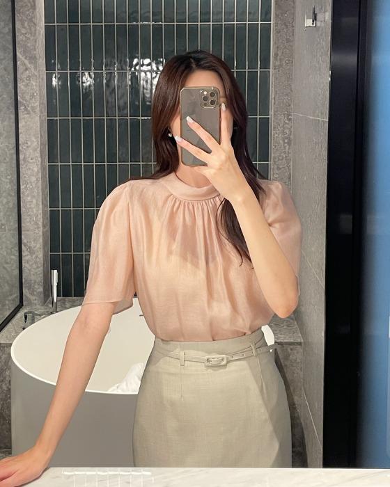 그레스 쉬폰 셔링 반팔 블라우스