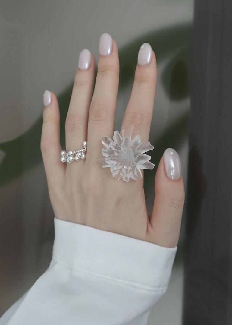 white flower ring | 화이트 플라워 투명 꽃 반지