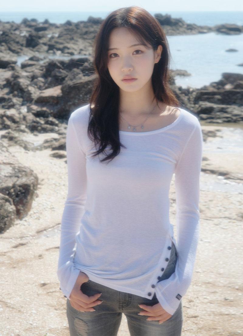 DIAGONAL BUTTON T / WHITE