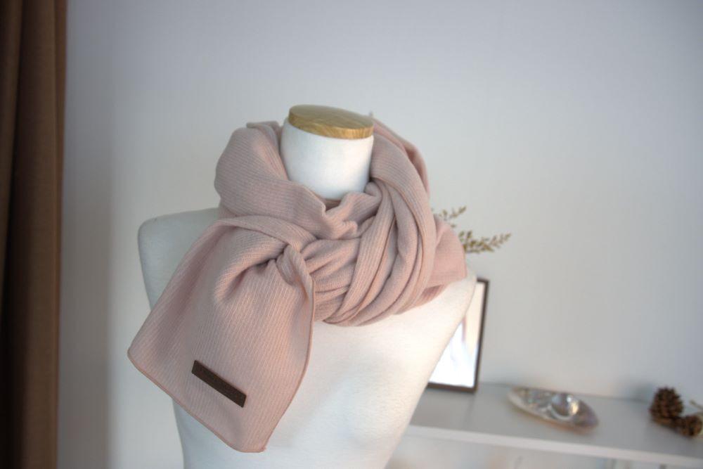 남녀노소 착용 가능한 가볍고 따뜻한 머플러