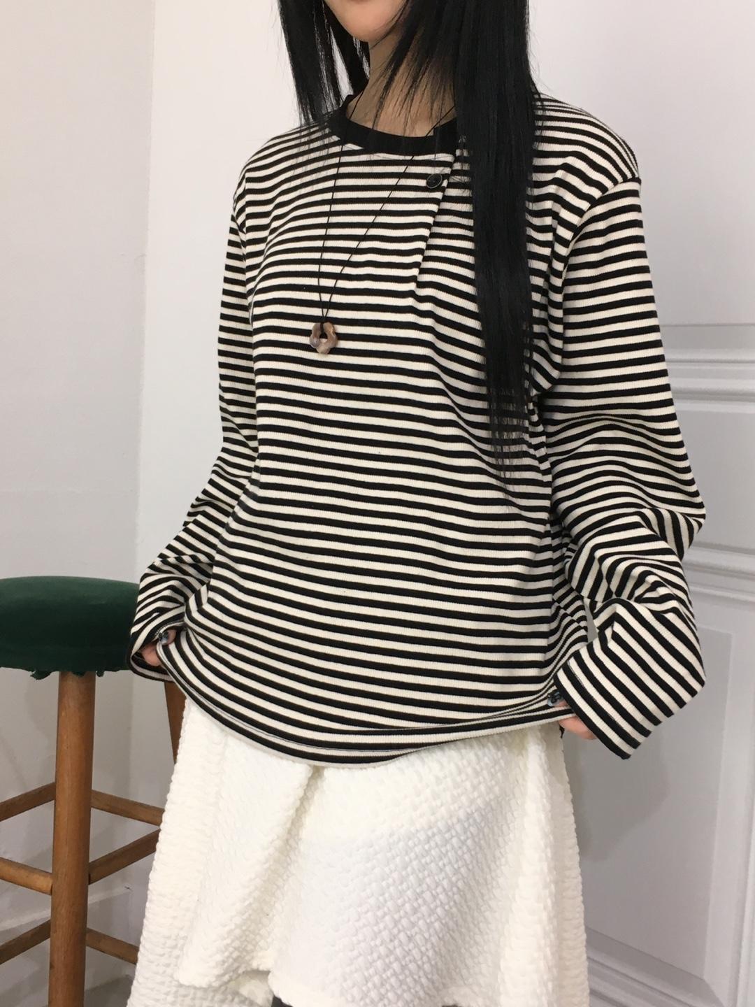 Stripe unbalance button sleeve T