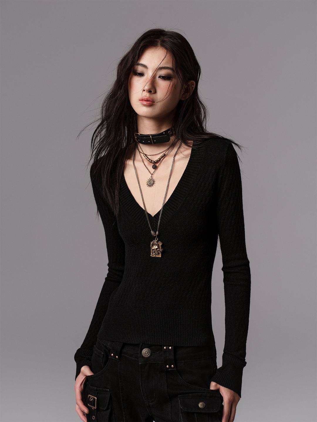 Low pixel Black V-neck Slim Fit Long Sleeve Sweater