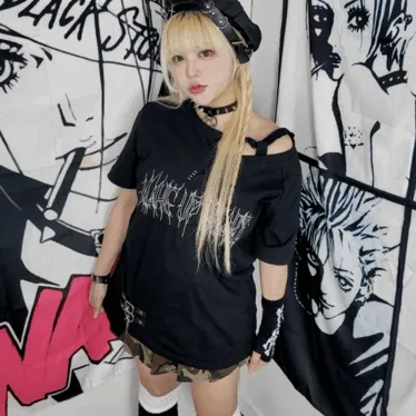 블랙 레터링 어깨트임 반팔T