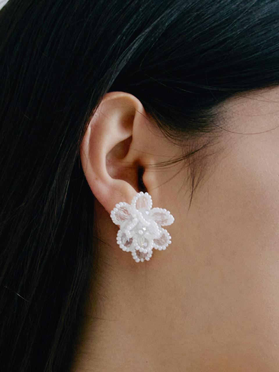 HSU022 White flower stud earrings