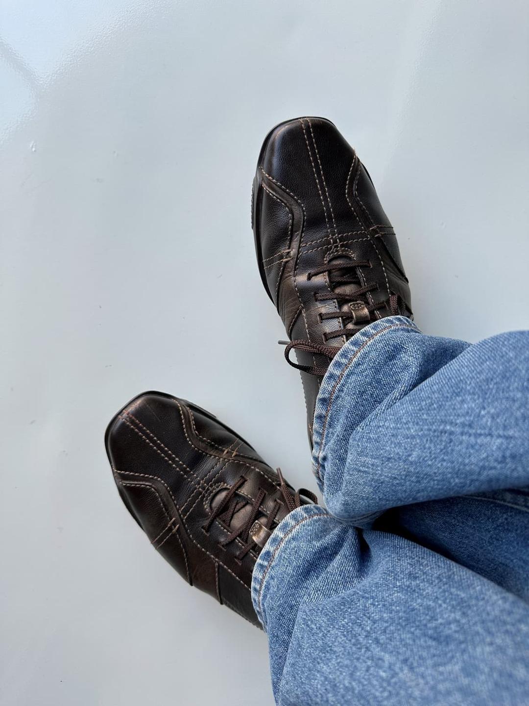 Leather design stitch shoes