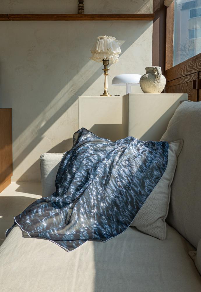 물 위의 윤슬 쉬폰/새틴 패브릭포스터 홈카페 홈오피스 풍수인테리어 제품촬영 소품