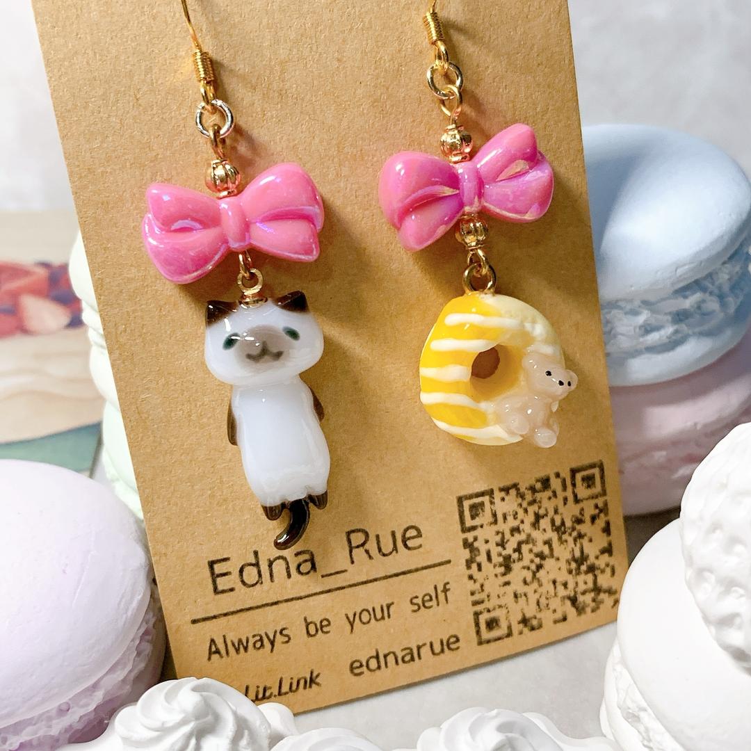 🐱ネムネム(眠)と🧸ドーナツ🍩アシンメトリーピアス(イヤリング・ノンホール樹脂ピアス・チャームへの変更可)金属アレルギー対応有り レジン 猫 ねこ ネコ