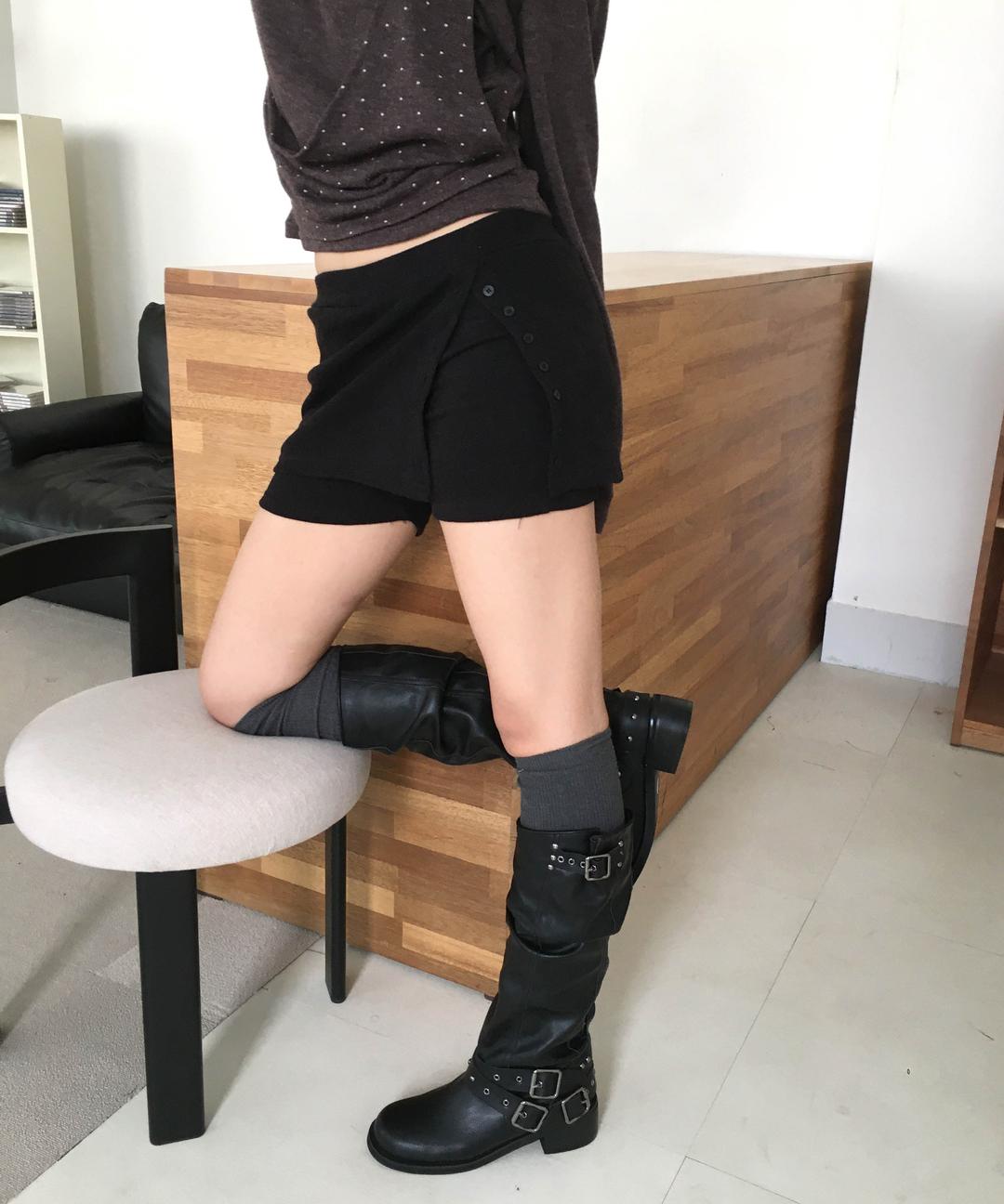 소프트치크 버튼 니트 쇼츠 치마바지