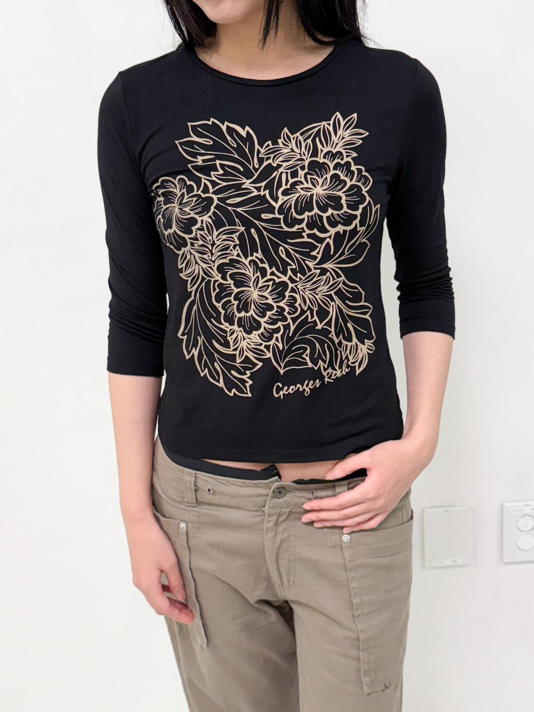 539. Flower graphic top