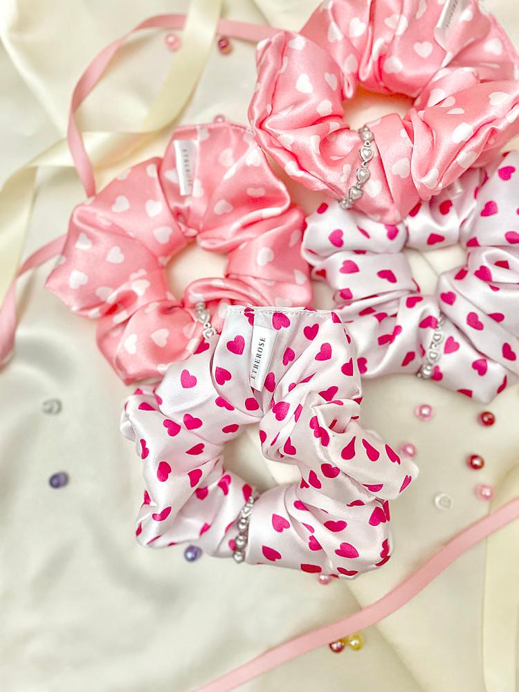 하트 진주 체인 프린팅 새틴 스크런치 헤어슈슈 (2color)