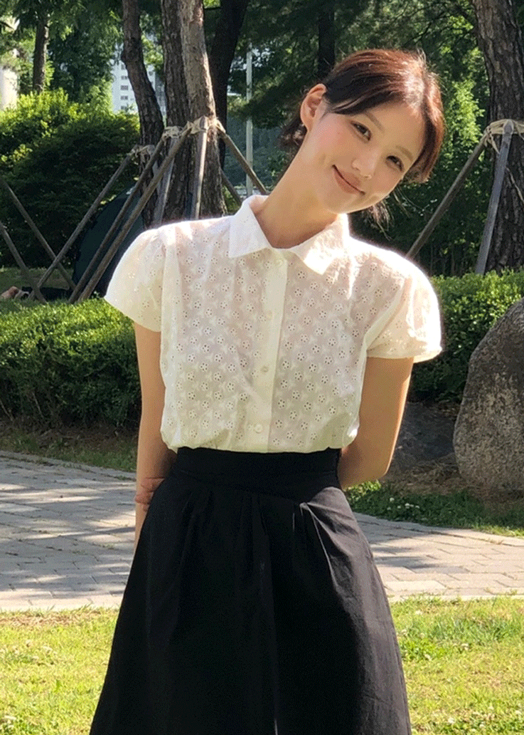 데이지 펀칭 플라워 반팔셔츠