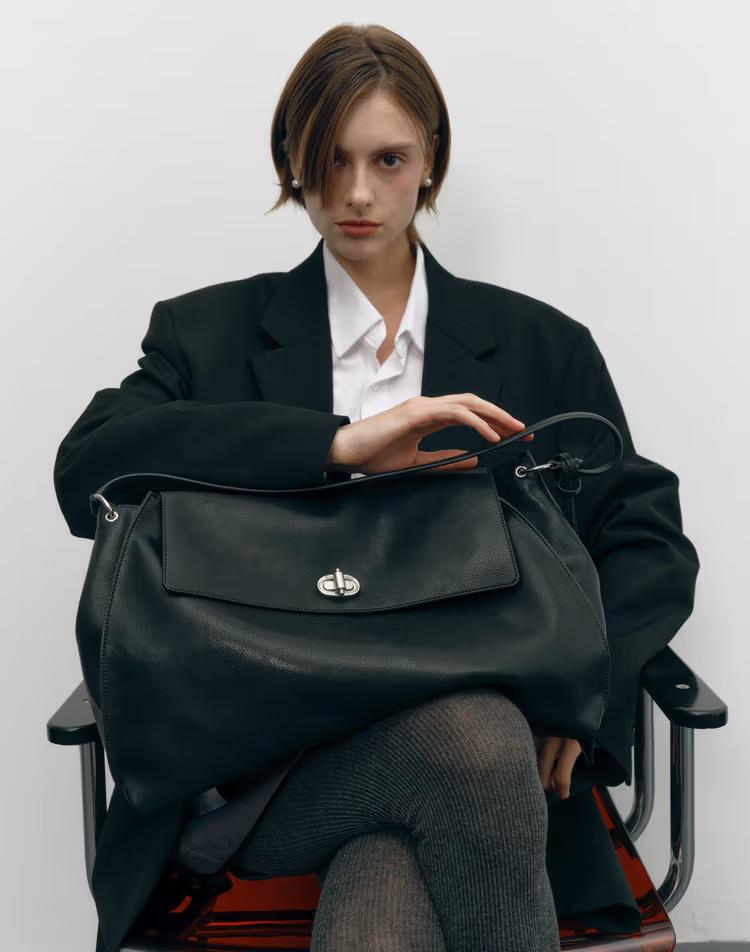 [완판재입고][AUBE] 블랙 가죽 오브 장식 숄더백 L (노트북수납가능)