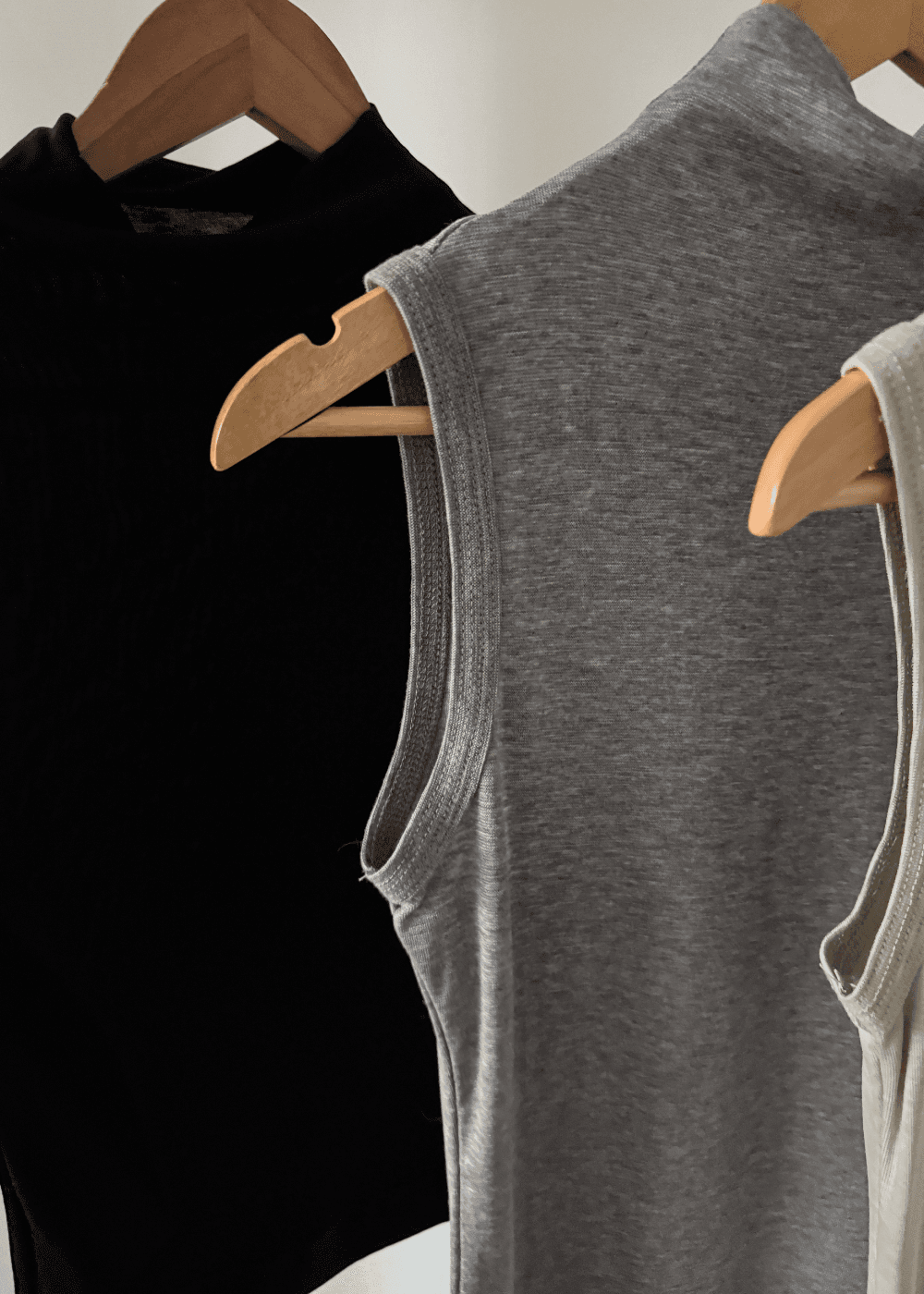 쓰리컷 Cello half neck sleeveless