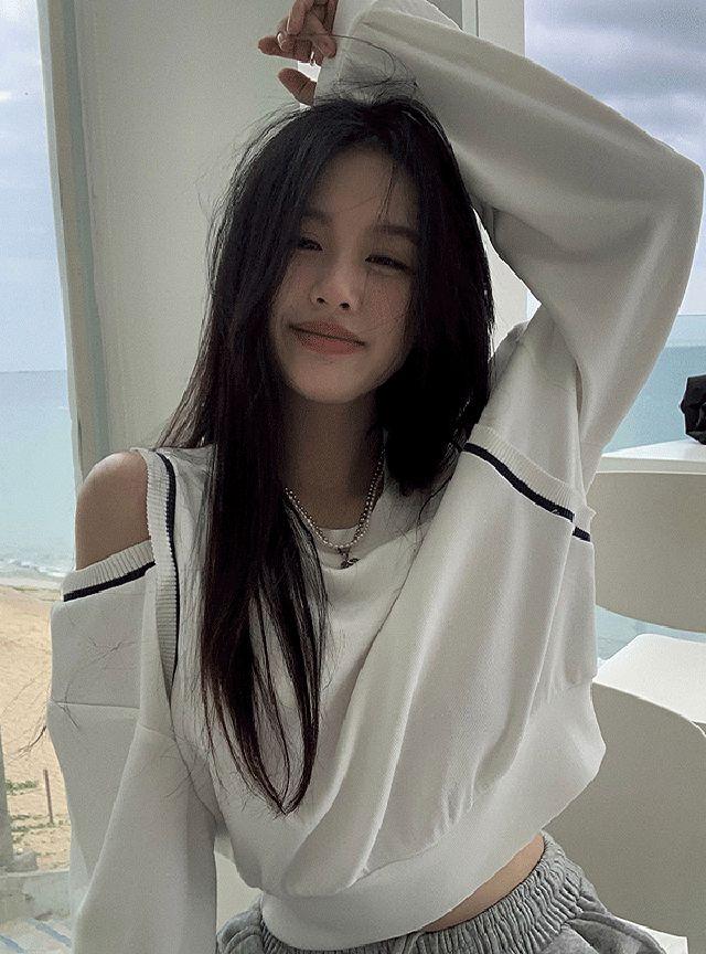어깨트임 긴팔 크롭 맨투맨