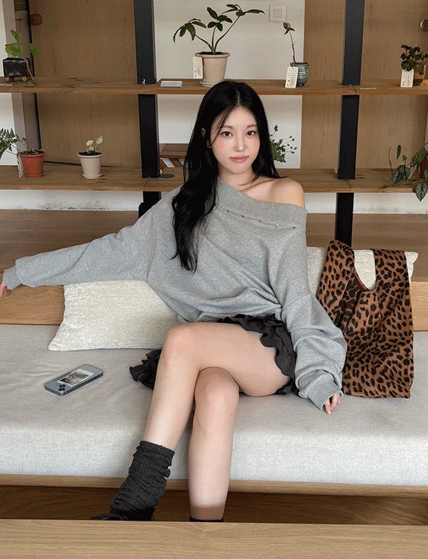 스터드 찡 오프숄더 맨투맨