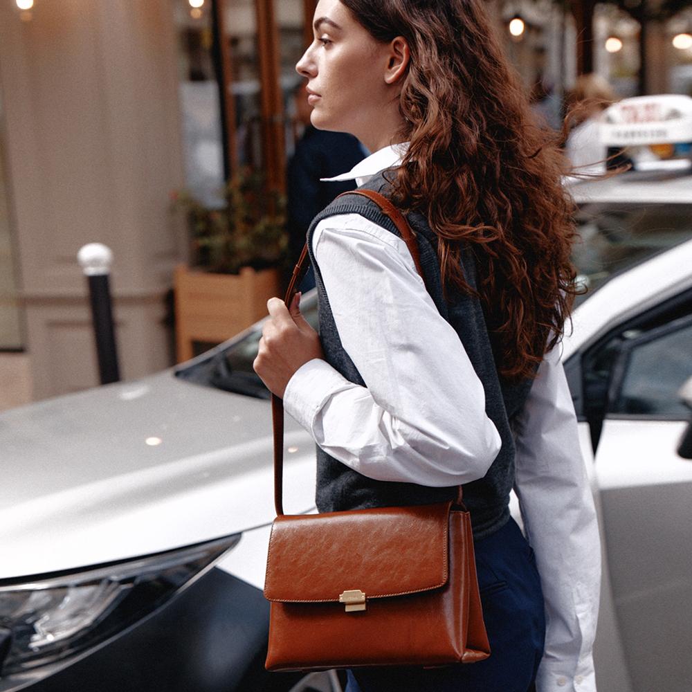 Clip Shoulder Bag Medium Pecan