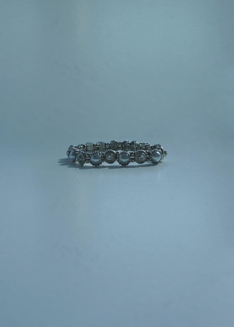 [B404] 레이어드 그레이 비즈 팔찌 시선