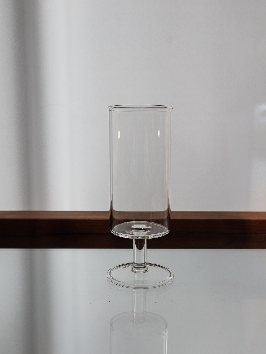 심플한 유리 굽잔